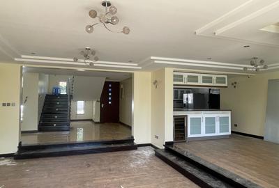 5 Bed Villa with En Suite in Lavington