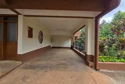 5 Bed House with En Suite in Runda