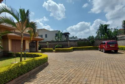 5 Bed House with En Suite in Runda