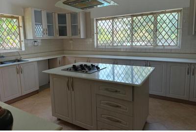 5 Bed House with En Suite at Glory Drive