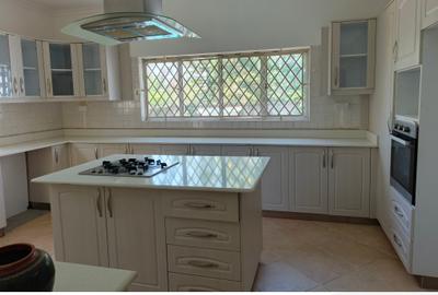 5 Bed House with En Suite in Runda