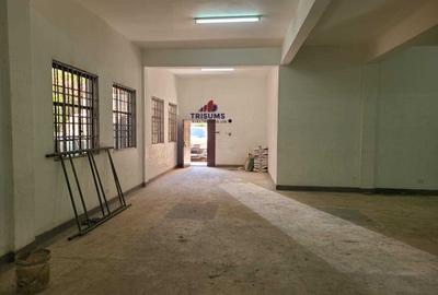 2,700 ft² Warehouse with Parking in Industrial Area