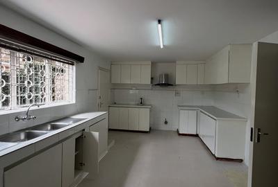 5 Bed Townhouse with En Suite at Manyani East - 3