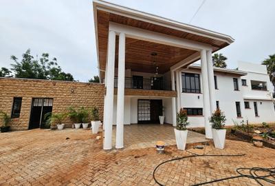 5 Bed Villa with En Suite in Runda