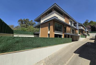 6 Bed Villa with En Suite in Lavington - 3