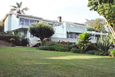 2,000 ft² Commercial Property with Parking in Lavington