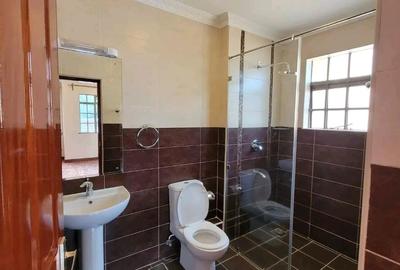 4 Bed House with En Suite in Lavington - 3