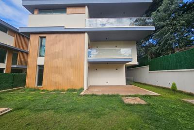 5 Bed House with En Suite in Lavington