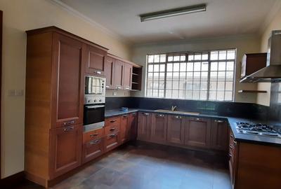 5 Bed House with En Suite in Lavington