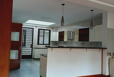 5 Bed Townhouse with En Suite in Lavington - 2