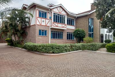 5 Bed House with En Suite in Runda