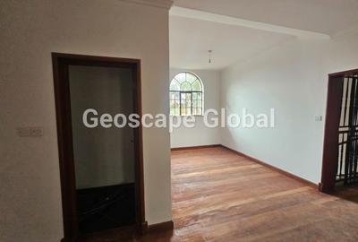 5 Bed House with En Suite in Runda