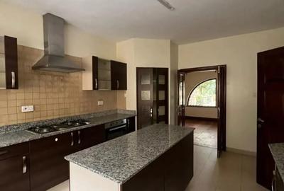 5 Bed Townhouse with En Suite in Lavington