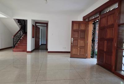 6 Bed Townhouse in Rosslyn - 2
