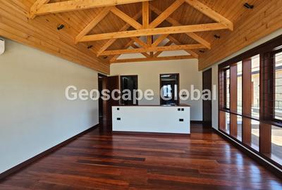 5 Bed House with En Suite in Runda