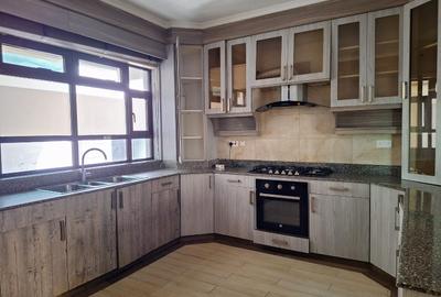 5 Bed Townhouse with En Suite in Lavington