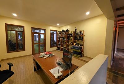 7 Bed House with En Suite in Ridgeways - 3