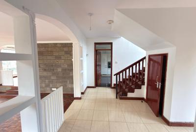 4 Bed Townhouse with En Suite in Rosslyn - 2