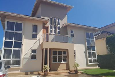 5 Bed House with En Suite in Runda