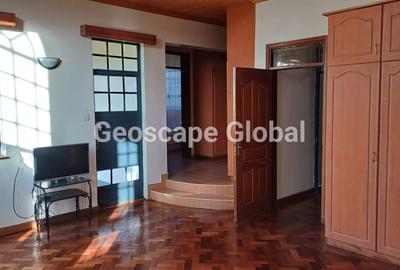 5 Bed House with En Suite in Runda - 2