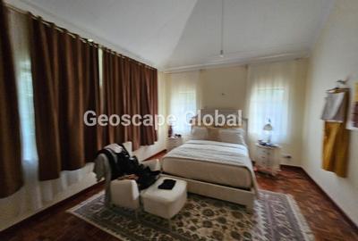 5 Bed Villa with En Suite in Rosslyn