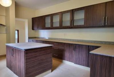 5 Bed Townhouse with En Suite in Kitisuru
