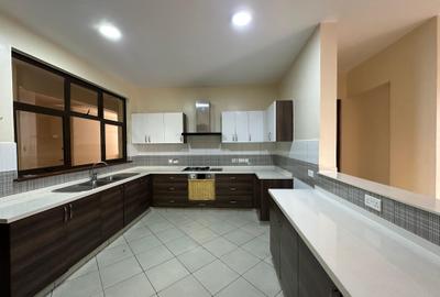 4 Bed Apartment with En Suite in Westlands Area