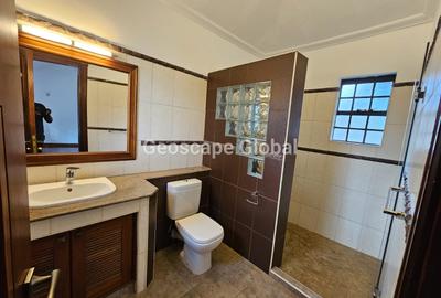 4 Bed House with En Suite in Spring Valley - 4