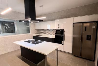 3 Bed Apartment with En Suite in Riverside