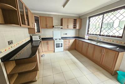 4 Bed Apartment with En Suite in Westlands Area