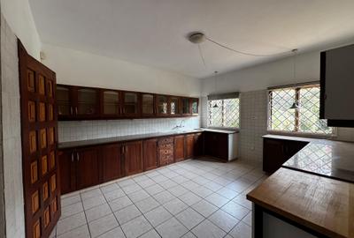 5 Bed House with En Suite in Runda