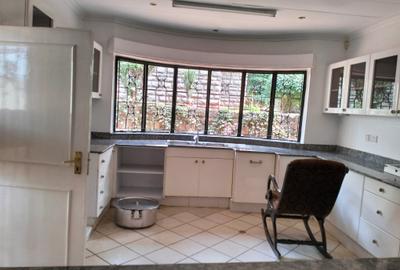 4 Bed House with En Suite in Rosslyn