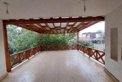 5 Bed Villa with En Suite in Lavington
