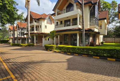 5 Bed Townhouse with En Suite in Lavington - 2