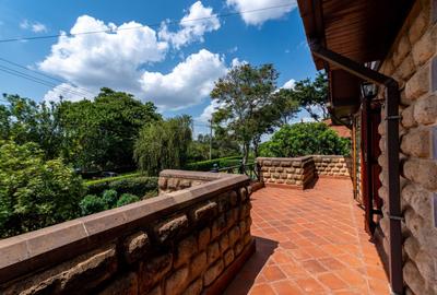 4 Bed House with En Suite in Ridgeways - 3