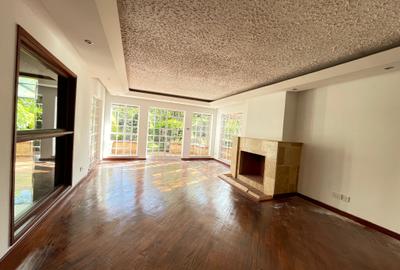 5 Bed Villa with En Suite in Spring Valley - 4