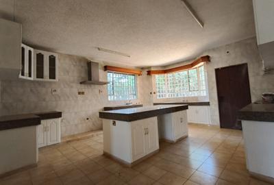 5 Bed House with En Suite in Runda