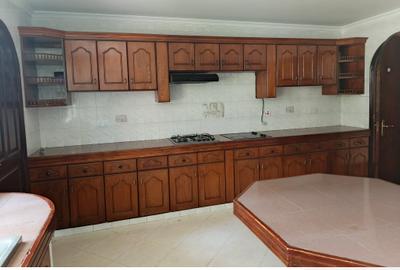 5 Bed Townhouse with En Suite at Riverside - 4