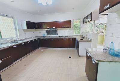 4 Bed Villa with En Suite in Riverside - 3
