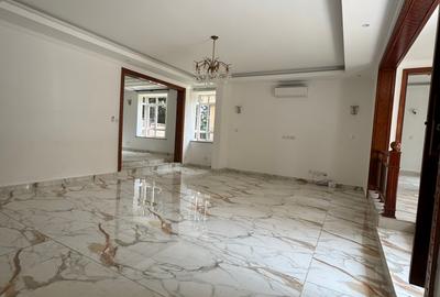 5 Bed Townhouse with En Suite at Lavington - 4