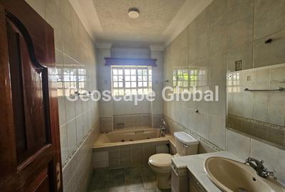 5 Bed House with En Suite in Runda