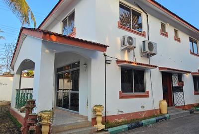 4 Bed House with En Suite at Hs106 - 4