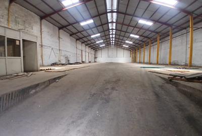 14,000 ft² Warehouse with Backup Generator in Industrial Area - 3