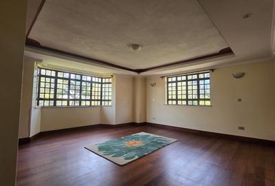5 Bed House with En Suite in Runda