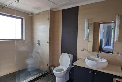 Serviced 2 Bed Apartment with En Suite in Brookside