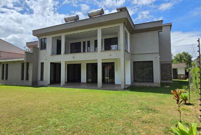 6 Bed House with En Suite at Lavington Green - 3