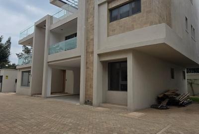6 Bed House with En Suite in Lavington - 3