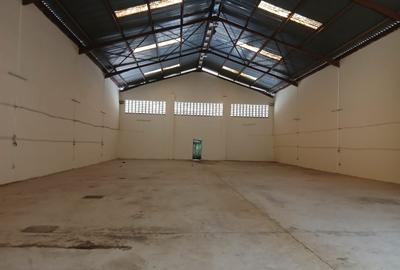 6,000 ft² Warehouse with Parking in Industrial Area - 4