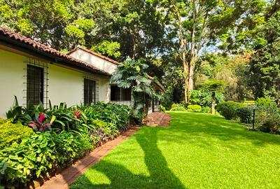 4 Bed House with En Suite in Rosslyn - 2