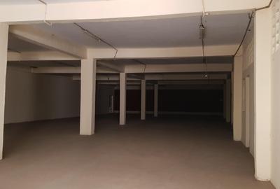 28,000 ft² Warehouse in Industrial Area - 4